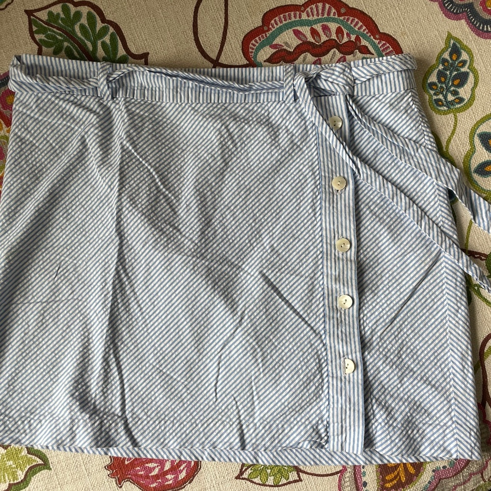 Vineyard Vines seer sucker light blue button skirt